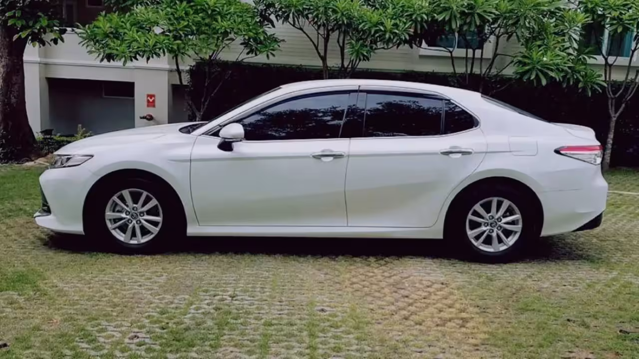 Sedan for Bangkok airport transfer